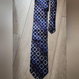 Micharl Kors Geometric Circle Pattern Silk Men Tie in Navy and Blue New